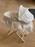 WHITE SPARKLE MOSES BASKET (STAND INCLUDED)